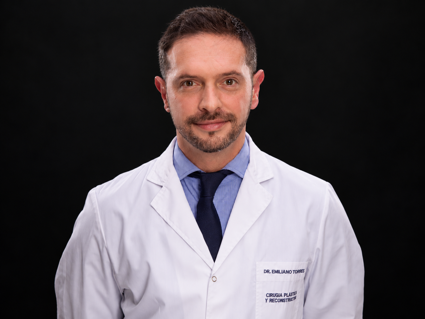 Retrato profesional del Dr. Emiliano Torres